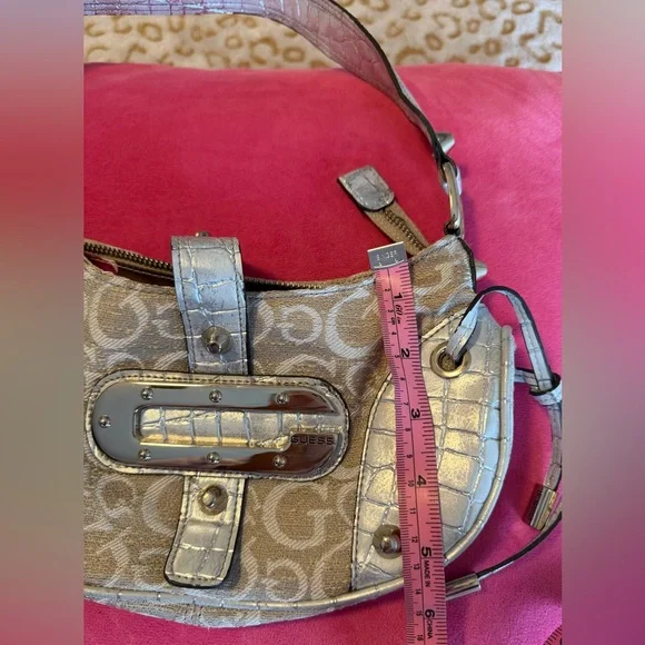 Guess Vintage Bag It features a beige logo and silver accents. - Picture 6 of 9